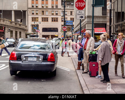 Un sombre-à la recherche groupe de voyageurs arrivés récemment d'attendre sur le trottoir en dehors de New York, Grand Central Station, Banque D'Images