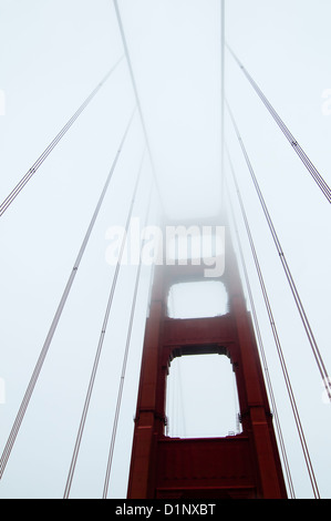 Golden Gate Bridge dans le brouillard, à San Francisco, Californie Banque D'Images