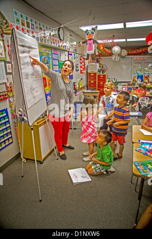 Les étudiants de première année d'apprendre le chinois mandarin en une Laguna Niguel, CA, l'école primaire. Remarque Les caractères chinois sur un cadre graphique. Banque D'Images