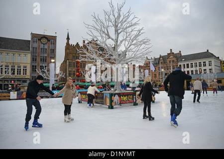 Marché de Noël et patinoire, Grote Markt (place du marché), Bruges, Flandre occidentale Province, Région flamande, Belgique Banque D'Images