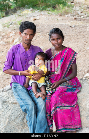 Les Indiens pauvres basse caste mère père et l'enfant. L'Andhra Pradesh, Inde Banque D'Images