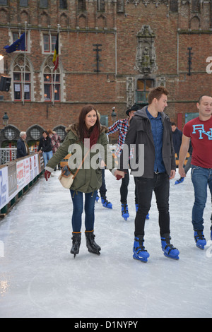 Marché de Noël et patinoire, Grote Markt (place du marché), Bruges, Flandre occidentale Province, Région flamande, Belgique Banque D'Images