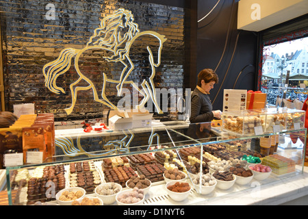 La Belgique en chocolat Chocolatier boutique dans centre historique de Brugge, Bruges, Flandre occidentale Province, Région flamande, Belgique Banque D'Images