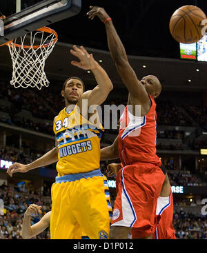 1 janvier 2013 - Denver, CO, USA - Denver Nuggets JAVALE MCGEE, gauche, bloque un tir au cours de la 2e. la moitié au centre Pepsi lundi soir. Les pépites battre les Clippers 92-78. (Crédit Image : © Hector Acevedo/ZUMAPRESS.com) Banque D'Images