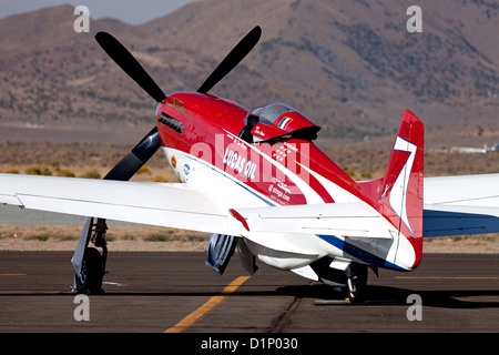 P-51 Mustang air racer Strega est assis sur la rampe. Banque D'Images