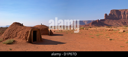 Habitation traditionnelle navajo hogans, rituelles et de structure, Monument Valley Navajo Tribal Park, Utah, USA Banque D'Images