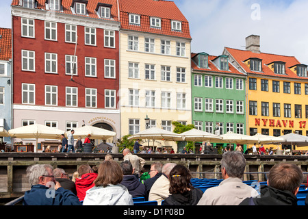 Sur un canal de Nyhavn dans tourboat Copenhagen Banque D'Images