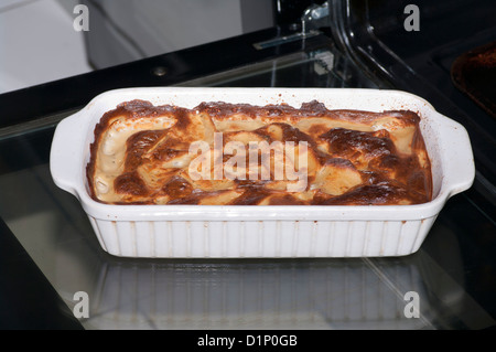 Plat à four de pommes de terre Dauphinoise Banque D'Images