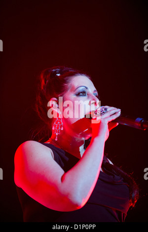 Joanne Catherall, de concert avec avec son groupe the Human League, Salle municipale de Wolverhampton, 2 décembre 2012. Banque D'Images