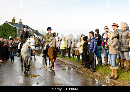 L'Essex Hunt au village vert pour le traditionnel Boxing Day rencontrez. Banque D'Images