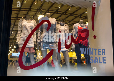 Vente panneau dans la fenêtre d'un magasin de vêtements pour femmes Banque D'Images