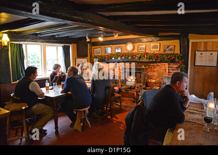 Bar intérieur à la Queen's Head Pub, Hawkedon, Suffolk, Angleterre, Royaume-Uni Banque D'Images