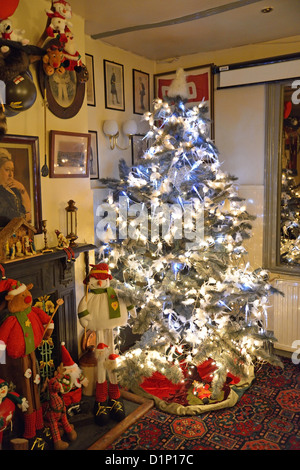 Arbre de Noël dans la pub, Kingston upon Thames, quartier de Kingston upon Thames, London, England, United Kingdom Banque D'Images