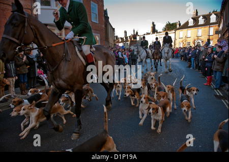 Waveney Harriers Boxing Day Hunt laisser Bungay dans le Suffolk en Angleterre. 26-12-2012 Banque D'Images