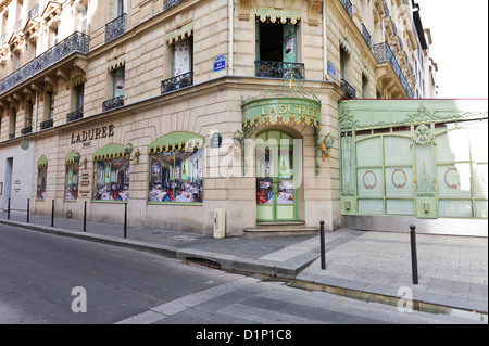 Internationalement célèbre pâtisserie LADUREE, Champs-Elysées, Paris, France. Banque D'Images