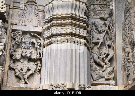 Murs décorés de Hoysaleswara temple, Halebidu, Hassan District, Karnataka, Inde. Banque D'Images