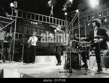 Le groupe de pop britannique The Troggs sur A vos marques, prêts, partez en août 1966. Photo Tony Gale Voir description ci-dessous pour les noms Banque D'Images