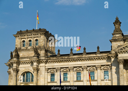 Vue partielle de l'immeuble du Reichstag ( ) du Bundestag à Berlin, Allemagne Banque D'Images