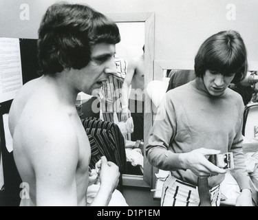 Le groupe de pop britannique The Troggs en août 1966 avec Pete Staples à gauche et Ronnie Bond. Photo Tony Gale Banque D'Images