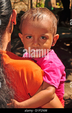 L'INDONÉSIE, Flores, Larantuka, Kawaliwu Village, femme et enfant Banque D'Images