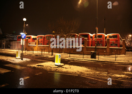 Londres rouge couvert de neige autobus stationnés à Pound Lane Banque D'Images