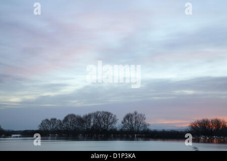 Muchelney, Somerset, Royaume-Uni. 1er janvier 2013. La forte pluie sur la journée précédente signifie que la crue de la rivière Yeo continuent à submerger les champs voisins. Le village de Muchelney reste coupée inondée en raison de routes d'accès. Banque D'Images