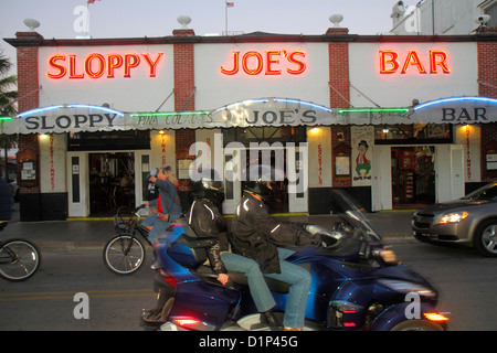 Florida Key West Florida, Keys Duval Street, sloppy Joe's Bar, pub, devant, entrée, panneau néon, motos de moto, soirée, vie nocturne, les visiteurs voyagent à coups de main Banque D'Images