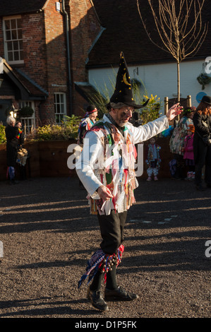 Bishops Waltham, Hampshire, Angleterre, le 1 janvier 2013. Danseurs Morris anglais dans la place du village d'effectuer leur traditionnelle Banque D'Images