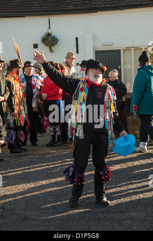 Bishops Waltham, Hampshire, Angleterre, le 1 janvier 2013. Danseurs Morris anglais dans la place du village d'effectuer leur traditionnelle Banque D'Images