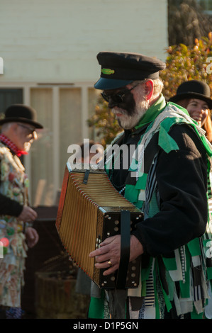 Bishops Waltham, Hampshire, Angleterre, le 1 janvier 2013. Danseurs Morris anglais dans la place du village d'effectuer leur traditionnelle Banque D'Images