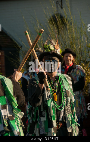 Bishops Waltham, Hampshire, Angleterre, le 1 janvier 2013. Danseurs Morris anglais dans la place du village d'effectuer leur traditionnelle Banque D'Images