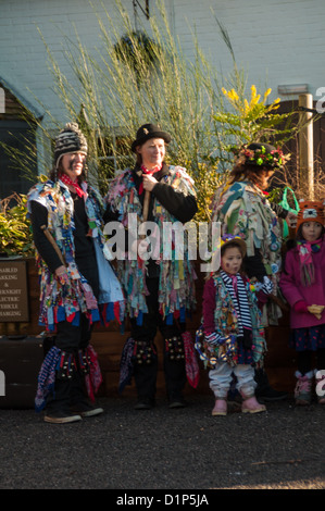 Bishops Waltham, Hampshire, Angleterre, le 1 janvier 2013. Danseurs Morris anglais dans la place du village d'effectuer leur traditionnelle Banque D'Images