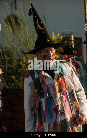 Bishops Waltham, Hampshire, Angleterre, le 1 janvier 2013. Danseurs Morris anglais dans la place du village d'effectuer leur traditionnelle Banque D'Images