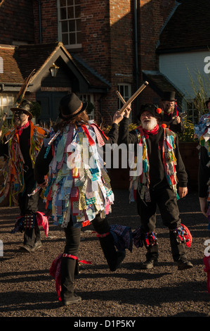 Bishops Waltham, Hampshire, Angleterre, le 1 janvier 2013. Danseurs Morris anglais dans la place du village d'effectuer leur traditionnelle Banque D'Images