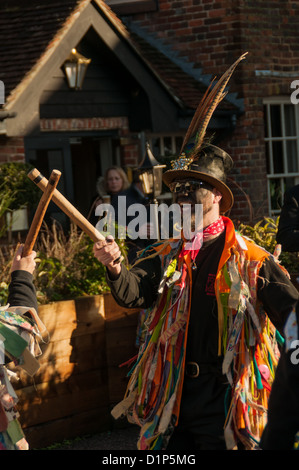 Bishops Waltham, Hampshire, Angleterre, le 1 janvier 2013. Danseurs Morris anglais dans la place du village d'effectuer leur traditionnelle Banque D'Images