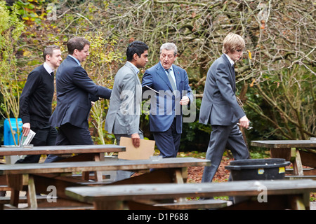 Angleterre football manager Roy Hodgson (deuxième à droite sur la photo) arrive à l'adresse Oxford Union Banque D'Images