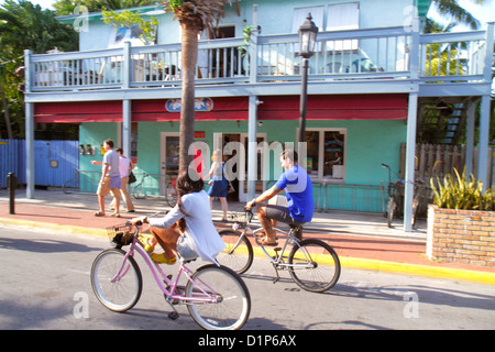 Key West Florida,Keys Bahamas Village,Petronia Street,homme hommes,femme femmes,couple,équitation,vélos,location,FL121125247 Banque D'Images