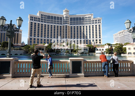 Les touristes sur las vegas boulevard extérieur de la Bellagio Hotel and Casino Las Vegas NEVADA USA Banque D'Images