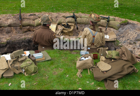 Deux soldats en uniformes classiques demonstratiing la vie dans une tranchée de la première guerre mondiale Banque D'Images