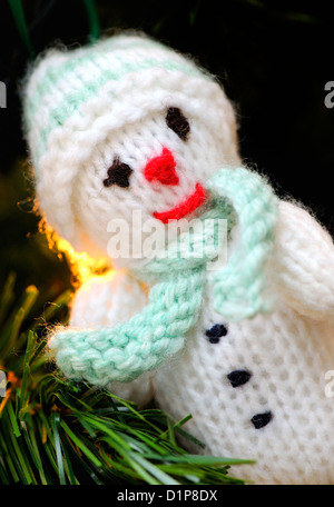 En blanc avec un bonhomme vert clair foulard et un chapeau utilisé comme décoration de Noël. Banque D'Images