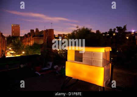 Une Beehaus plein d'abeilles sommeil par nuit sur un toit à Londres. Banque D'Images