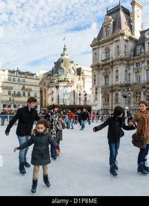 Paris, France, grande foule, ville de rue, enfants patinage sur glace sur l'anneau de patinage, vacances amusantes, hiver rue paris neige Banque D'Images