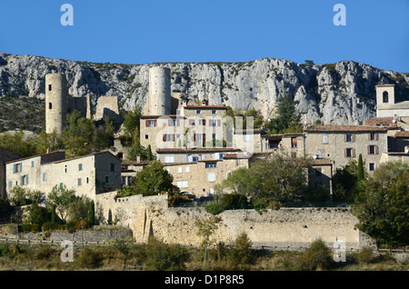 Village fortifié de Bargème et tourelles ou Tours de château médiéval ou château féodal en ruines, situé contre l'affleurement de falaise Var Provence France Banque D'Images