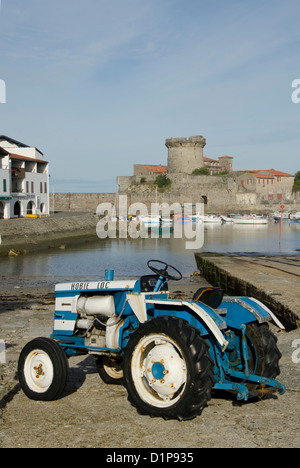 Le tracteur en avant du Fort Socoa sur la côte basque française Banque D'Images