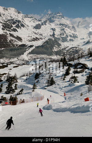 Les skieurs en action, Zermatt, Valais, Suisse Banque D'Images