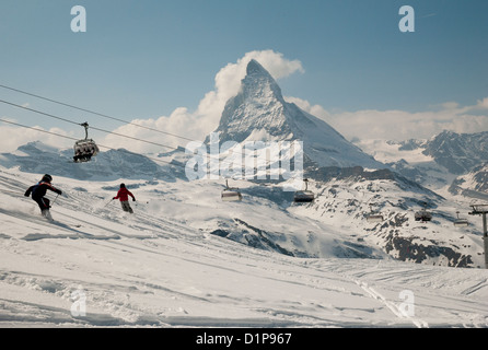 Les skieurs en action avec ses remontées mécaniques à l'arrière-plan, Mt Matterhorn, Zermatt, Valais, Suisse Banque D'Images