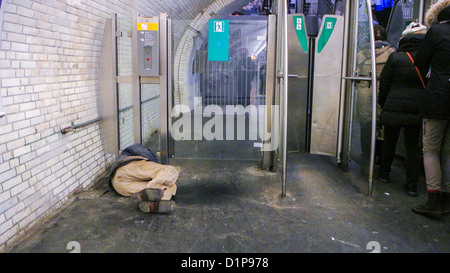 Paris, France, crise des sans-abri, Homme, dormir sur Metro Quay, Station porte de Vincennes, hiver, pauvreté Banque D'Images