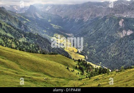 Vue aérienne d'un Saint Nicolo' valley en italien Dolomites. Image traitée avec la technique HDR Banque D'Images