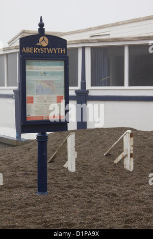 Aberystwyth, Pays de Galles, Royaume-Uni, 2 janvier 2013. Les conditions météorologiques sur la côte ouest du pays de Galles se poursuit dans la nouvelle année. Après de fortes précipitations, les inondations, une mer, le Mid Wales coast est enveloppé dans le brouillard lourd. Credit : atgof.co / Alamy Live News Banque D'Images