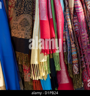 Châles et étoles at a market stall, Istanbul, Turquie Banque D'Images